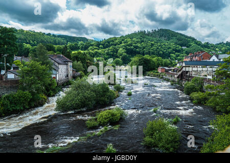 Llangollen, vue depuis le pont de la rivière Dee Banque D'Images