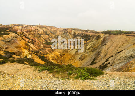 Parys Mountain mine de cuivre ex avec moulin à l'abandon dans la distance. Holyhead, Anglesey, Pays de Galles, Royaume-Uni Banque D'Images