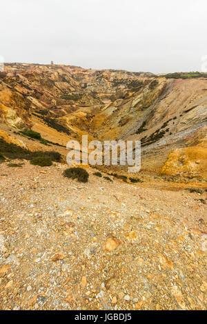 Parys Mountain mine de cuivre ex avec moulin à l'abandon dans la distance. Holyhead, Anglesey, Pays de Galles, Royaume-Uni Banque D'Images