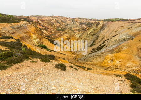 Parys Mountain mine de cuivre ex avec moulin à l'abandon dans la distance. Holyhead, Anglesey, Pays de Galles, Royaume-Uni Banque D'Images