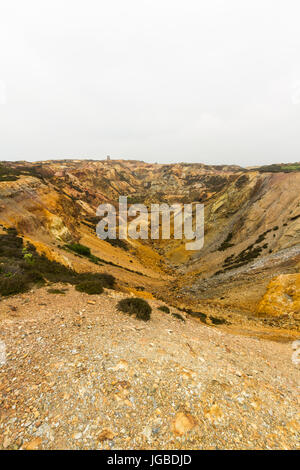 Parys Mountain mine de cuivre ex avec moulin à l'abandon dans la distance. Holyhead, Anglesey, Pays de Galles, Royaume-Uni Banque D'Images