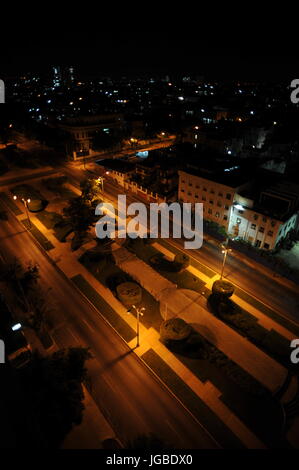 Nuit vue sur le quartier résidentiel de La Havane avec l'éclairage de rue et de bâtiments cuba ville paysage de nuit Banque D'Images