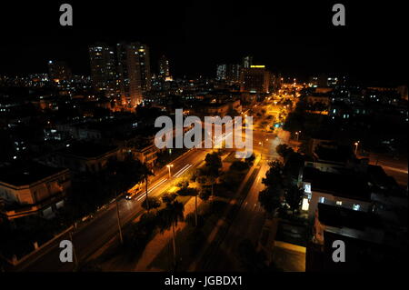 Nuit vue sur le quartier résidentiel de La Havane avec l'éclairage de rue et de bâtiments cuba ville paysage de nuit Banque D'Images