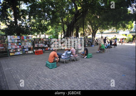 Livre sur la Plaza de Armas dans la Vieille Havane, Cuba. Banque D'Images