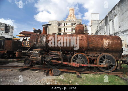 La rouille, train délabré dans une casse dans la Vieille Havane, Cuba près de l'édifice du gouvernement de la capitale nationale Banque D'Images