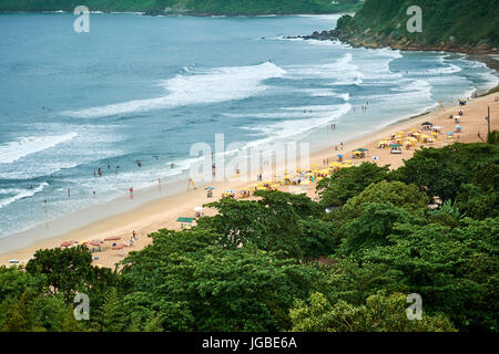 Vue aérienne de l'été plage du Brésil à côté de beaucoup d'arbres. Banque D'Images