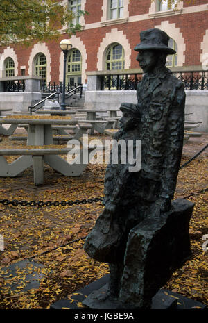 Statue d'immigrants Immigrants, Ellis Island, la Statue de la liberté Musée National Monument, New York Banque D'Images