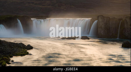 Cascade Godafoss en fin de soirée, l'Islande Sun Banque D'Images