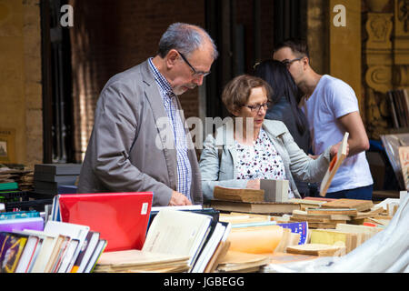 Vieux couple à la recherche de livres d'occasion sur le marché dans la Vieille Bourse (ancienne Bourse) à Lille, France Banque D'Images