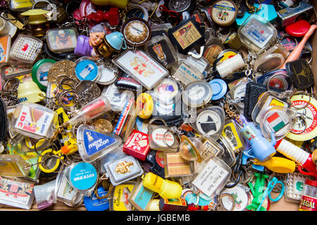 Porte clés vintage en vente au marché d'antiquités dans la Vieille Bourse (ancienne Bourse) à Lille, France Banque D'Images