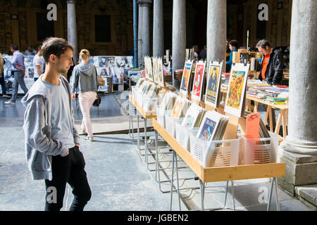 L'homme à la recherche de gravures anciennes sur le marché dans la Vieille Bourse (ancienne Bourse) à Lille, France Banque D'Images