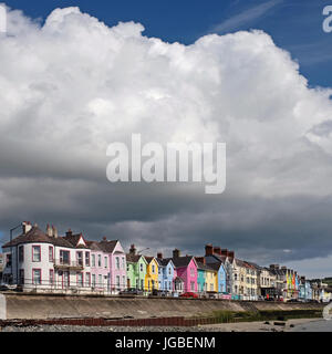 Gros nuages au-dessus de la promenade, Whitehead, le comté d'Antrim, en Irlande du Nord. Banque D'Images