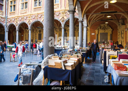 Marché dans la Vieille Bourse (ancienne Bourse) à Lille, France Banque D'Images