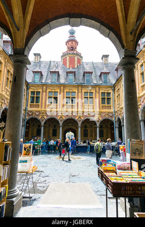 Marché dans la Vieille Bourse (ancienne Bourse) à Lille, France Banque D'Images