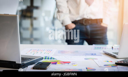 Jeune homme d'examiner des documents de planification de travail conférence idées penser sérieusement la stratégie de concept. Banque D'Images