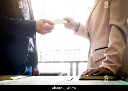 Closeup portrait de deux affaires que l'échange de carte de visite après une rencontre . Banque D'Images