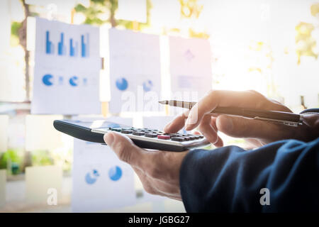 L'entreprise Financement de l'homme le calcul de budgets, factures et conseiller financier à travailler. Banque D'Images