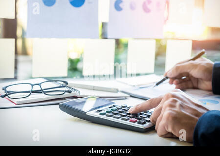 L'entreprise Financement de l'homme le calcul de budgets, factures et conseiller financier à travailler. Banque D'Images