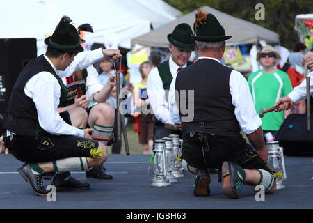 Des danseurs traditionnels bavarois à l'Edmonton Heritage Days Festival 2016 Banque D'Images