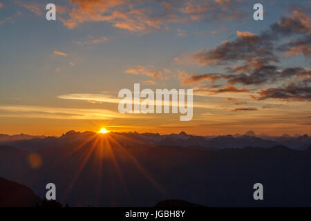 Le soleil se lever sur une vaste gamme de montagne. Prises depuis le Mont Seymour à North Vancouver, BC, Canada Banque D'Images