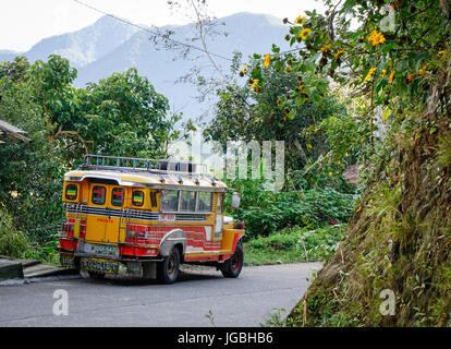 Banaue, Philippines - Dec 22, 2015. Un jeepney gratuit sur route de montagne dans la région de Banaue, Philippines. Banaue est surtout visité pour ses magnifiques rizières en terrasse Banque D'Images