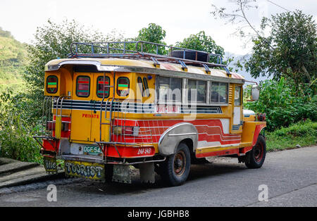 Banaue, Philippines - Dec 22, 2015. Un jeepney gratuit sur route de montagne dans la région de Banaue, Philippines. Banaue est surtout visité pour ses magnifiques rizières en terrasse Banque D'Images