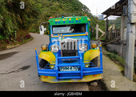 Banaue, Philippines - Dec 22, 2015. Un jeepney parking on rural road À Banaue, Philippines. Banaue est surtout visité pour ses magnifiques rizières en terrasses, w Banque D'Images