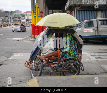 Manille, Philippines - Dec 20, 2015. Pousse-pousse à vélo sur la rue à Chinatown à Manille, aux Philippines. Banque D'Images