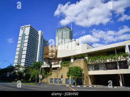 Manille, Philippines - Apr 14, 2017. Les bâtiments modernes au quartier financier, à Manille, aux Philippines. Manille est un important centre de commerce, de la banque et Banque D'Images