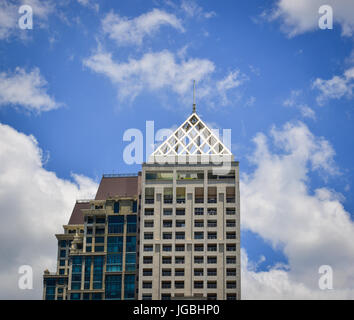 Manille, Philippines - Apr 14, 2017. Les bâtiments modernes au centre-ville de Manille, aux Philippines. Selon le recensement de 2015, la population de la région métropolitaine de Manille Banque D'Images