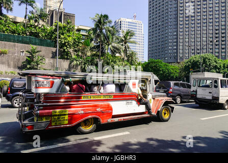 Manille, Philippines - Apr 12, 2017. Le Jeepney street à Makati, Manila, Philippines. La ville de Makati demeure la plus riche unité gouvernementale locale (LG Banque D'Images