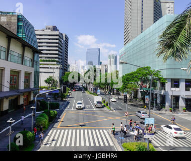 Manille, Philippines - Apr 12, 2017. Véhicules roulent sur rue dans Makati, Manila, Philippines. La ville de Makati reste le plus riche des gouvernements locaux, l'uni Banque D'Images