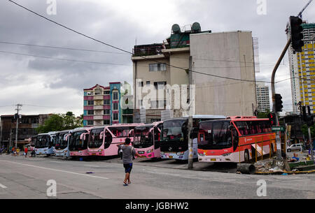 Manille, Philippines - Dec 20, 2015. Certains autobus attendre pour un nouveau voyage à la station de bus à Manille, aux Philippines. Il y a 213 151 kilomètres (132 446 km) o Banque D'Images