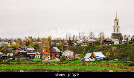 De nombreuses maisons en bois avec une église située à Suzdal ville de Vladimir, en Russie. Souzdal est une des plus anciennes villes russes et une attraction touristique majeure. Banque D'Images