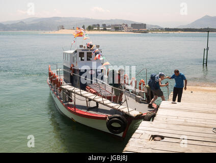 Les pèlerins sur le camino de Santiago de quitter le ferry à Laredo Santona, Cantabria, ESPAGNE Banque D'Images
