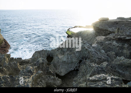 Piscine naturelle avec la lumière du soleil à Devil's tears Nusa Lembongan cliff, Bali, Indonésie Banque D'Images