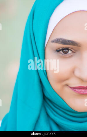 Portrait d'une jeune femme musulmane portant le hijab smiling Banque D'Images