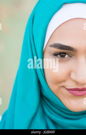 Portrait d'une jeune femme musulmane portant le hijab smiling Banque D'Images