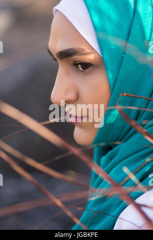 Portrait d'une jeune femme musulmane inquiète portant le hijab à l'extérieur Banque D'Images