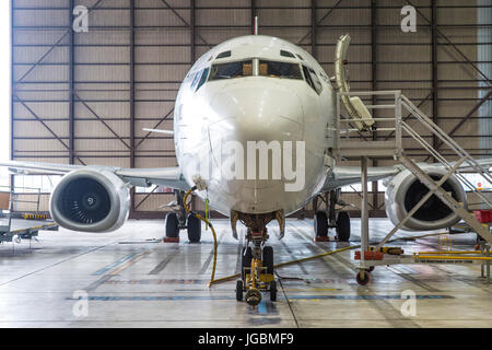 Un avion dans le hangar de maintenance Banque D'Images