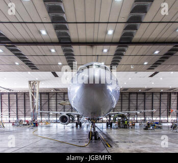 Un avion dans le hangar de maintenance Banque D'Images