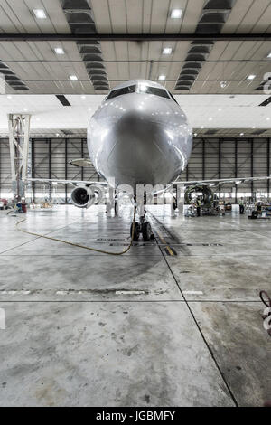 Un avion dans le hangar de maintenance Banque D'Images