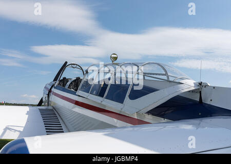 Moteur unique siège deux avions, l'utilitaire civile petit avion blanc, rouge et bleu strip est remorqué par un planeur sur une journée ensoleillée. Banque D'Images