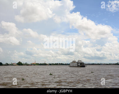 An Giang, Vietnam - Aug 7, 2016. Un traversier sur la rivière du Mékong dans le sud du Vietnam. Le Mékong est un fleuve transfrontalier en Asie du sud-est. C'est le wo Banque D'Images