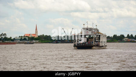 An Giang, Vietnam - Aug 7, 2016. Un traversier sur la rivière du Mékong à Chau Doc, le Vietnam. Le Mékong est un fleuve transfrontalier en Asie du sud-est. C'est la w Banque D'Images