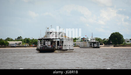 An Giang, Vietnam - Aug 7, 2016. Un traversier sur la rivière du Mékong dans le sud du Vietnam. Le Mékong est le 12ème plus long fleuve et le 7ème plus long de Banque D'Images