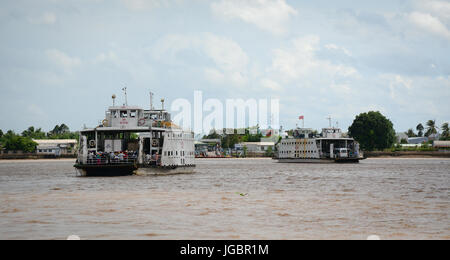 An Giang, Vietnam - Aug 7, 2016. Un traversier sur la rivière du Mékong dans le sud du Vietnam. La rivière Bassac est le premier et principal défluent du Mékong. Banque D'Images