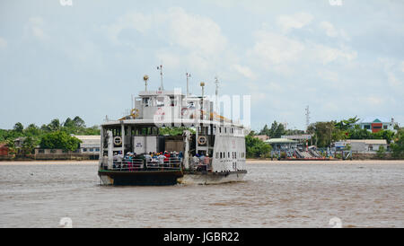 An Giang, Vietnam - Aug 7, 2016. Les gens sur le ferry pour traverser le fleuve du Mékong dans le sud du Vietnam. Le Mékong est le 12ème plus long fleuve et le 7e Banque D'Images