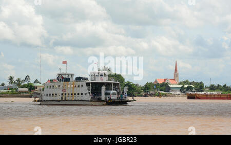 An Giang, Vietnam - Aug 7, 2016. Un ferry transportant des passagers sur le fleuve Mékong dans le sud du Vietnam. Le Mékong est le 12ème plus long fleuve et Banque D'Images