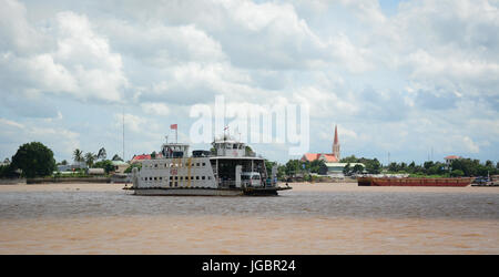 An Giang, Vietnam - Aug 7, 2016. Un traversier sur la rivière Bassac dans le sud du Vietnam. La rivière Bassac est le premier et principal défluent du Mékong. Banque D'Images